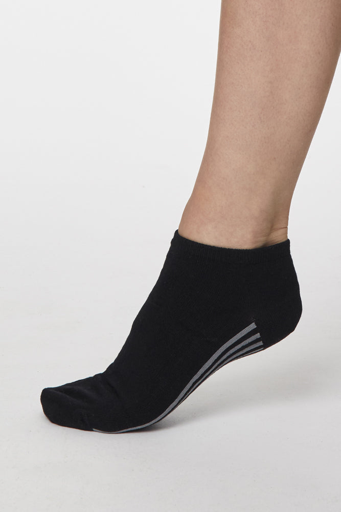 black thought essential bamboo trainer sock